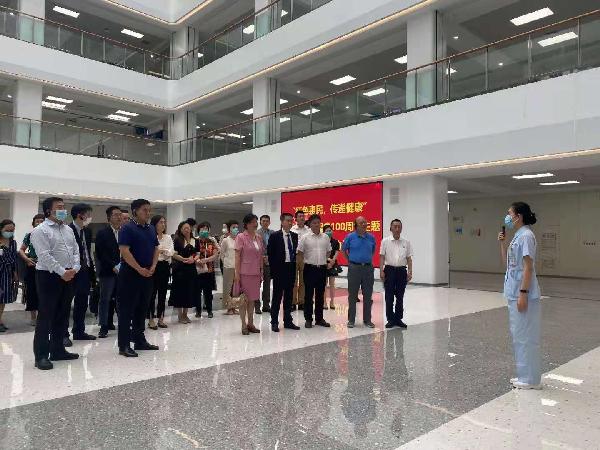 醫(yī)者仁心“慶百年”，服務為榮“新十年” | 上藥控股助力“銀蛇獎”獲得者赴福州開展義診